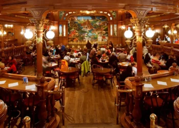 Диснейленд Париж The Lucky Nugget Saloon • Ресторан Салон Lucky Nugget в Диснейленд Париж • The Lucky Nugget Saloon в парижском Диснейленде.