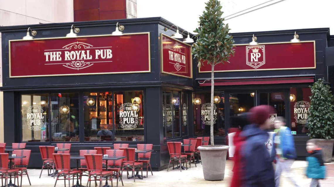 Диснейленд Париж The Royal Pub • Кафе Королевский Паб в Диснейленд Париж • Кафе The Royal Pub в парижском Диснейленде.