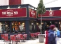 Диснейленд Париж The Royal Pub • Кафе Королевский Паб в Диснейленд Париж • Кафе The Royal Pub в парижском Диснейленде.