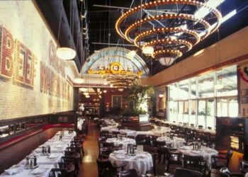 Диснейленд Париж The Steakhouse • Ресторан Стейкхаус в Диснейленд Париж • Ресторан The Steakhouse в парижском Диснейленде.