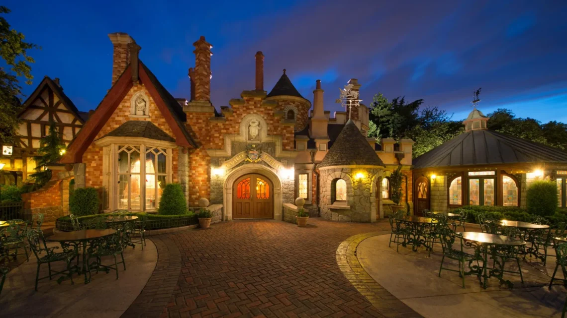 Диснейленд Париж Toad Hall Restaurant • Кафе-ресторан Жабий зал в Диснейленд Париж • Ресторан Toad Hall Restaurant в парижском Диснейленде.