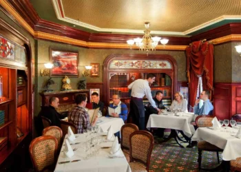 Диснейленд Париж Walt’s – an American restaurant • Ресторан Уолтс - американский ресторан в парижском Диснейленде.