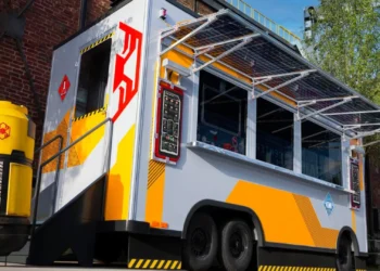 Диснейленд Париж WEB Food Truck • Фудтрак WEB Food Truck в Диснейленд Париж • Закусочная WEB Food Truck в парижском Диснейленде.