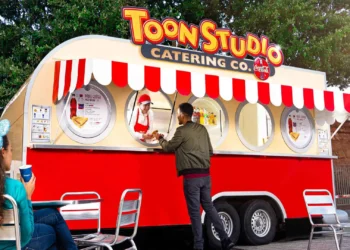 Диснейленд Париж Toon Studio Catering Co • Фудтрак Toon Studio Catering Co в Диснейленд Париж • Toon Studio Catering в парижском Диснейленде.