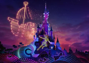 Диснейленд Париж Disney Electrical Sky Parade • Ночное шоу дронов Парад Disney Electrical Sky • Парад электрического неба Диснея.