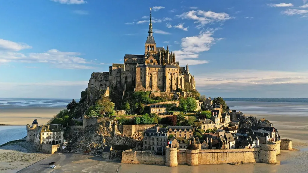 Mont Saint Miché — гора святого Михаила Туры в Париже Mont Saint Miché — гора святого Михаила