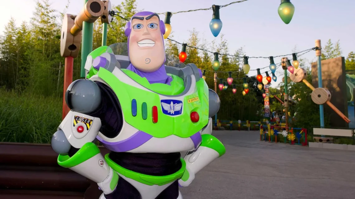 Диснейленд Париж Базз Лайтер • Встреча и приветствие с Buzz Lightyear в Диснейленд Париж • Базз Лайтер в парижском Диснейленде.