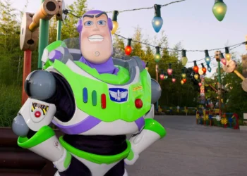 Диснейленд Париж Базз Лайтер • Встреча и приветствие с Buzz Lightyear в Диснейленд Париж • Базз Лайтер в парижском Диснейленде.