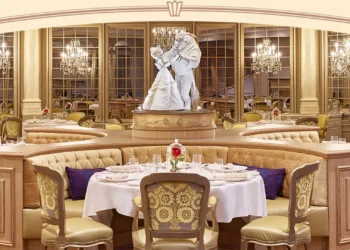 Диснейленд Париж La Table de Lumière • Ресторан Стол света в Диснейленд Париж • Ресторан La Table de Lumière в парижском Диснейленде.