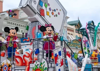 Диснейленд Париж A Million Splashes of Colour • Шоу Миллион ярких красок в Диснейленд Париж • A Million Splashes of Colour парижском Диснее.