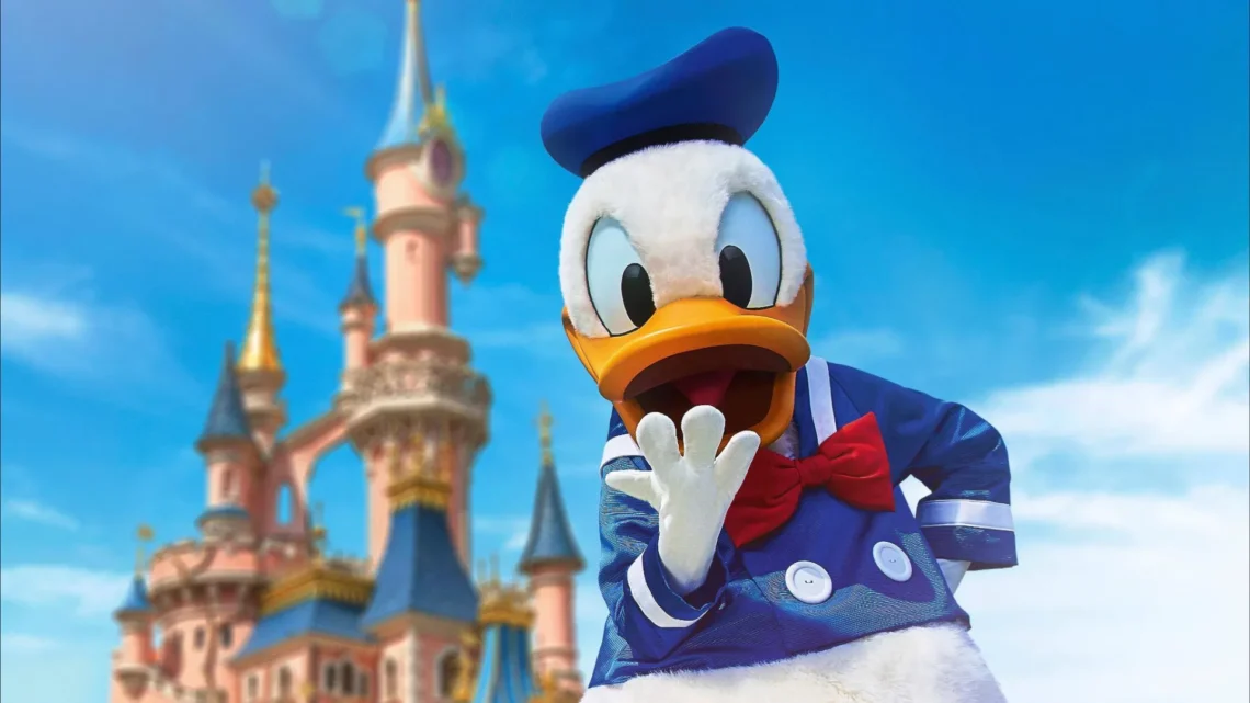 Диснейленд Париж Дональд Дак • Встреча и приветствие с Donald Duck в Диснейленд Париж • Дональд Дак в парижском Диснейленде.