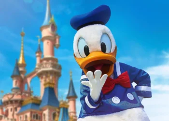 Диснейленд Париж Дональд Дак • Встреча и приветствие с Donald Duck в Диснейленд Париж • Дональд Дак в парижском Диснейленде.