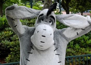 Диснейленд Париж Иа-Иа • Встреча и приветствие с Eeyore в Диснейленд Париж • Иа-Иа в парижском Диснейленде.
