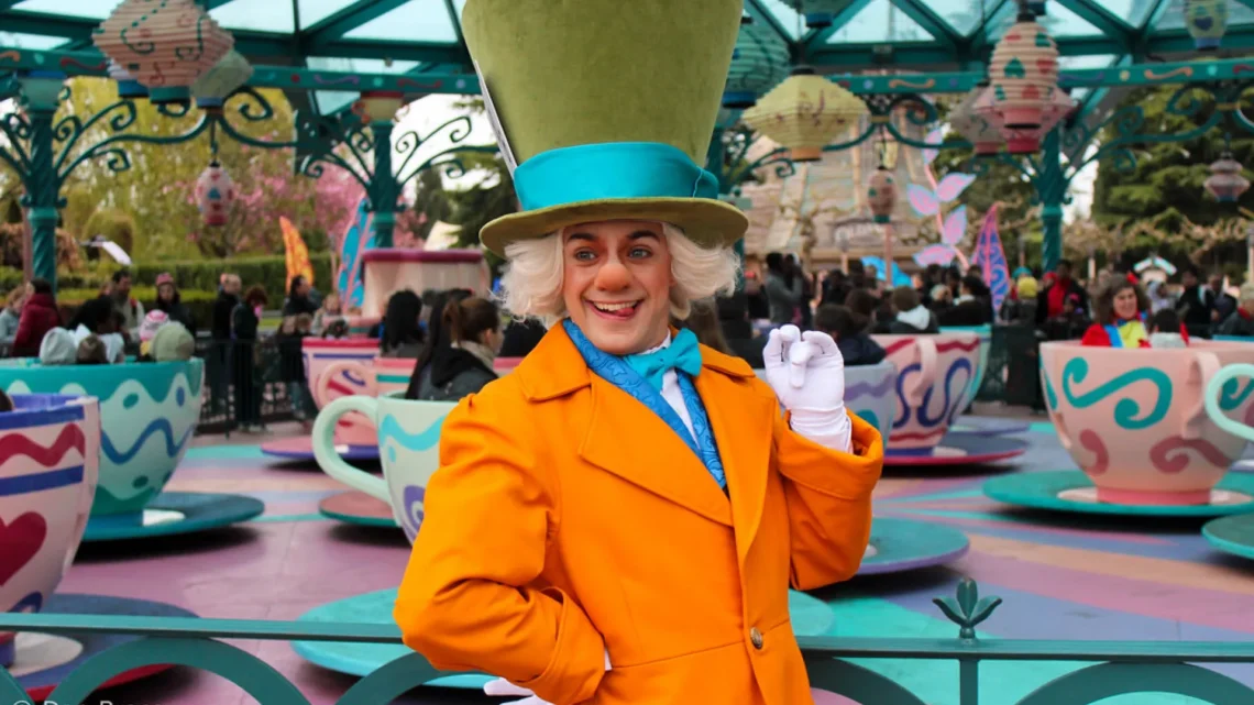 Диснейленд Париж Безумный Шляпник • Встреча и приветствие с Mad Hatter в Диснейленд Париж • Безмный Шляпник в парижском Диснейленде.