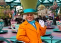 Диснейленд Париж Безумный Шляпник • Встреча и приветствие с Mad Hatter в Диснейленд Париж • Безмный Шляпник в парижском Диснейленде.
