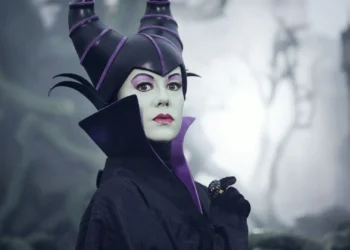 Диснейленд Париж Малефисента • Встреча и приветствие с Maleficent в Диснейленд Париж • Малефисента в парижском Диснейленде.