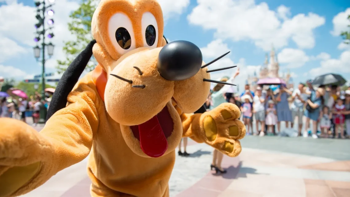 Диснейленд Париж Плуто • Встреча и приветствие с Pluto в Диснейленд Париж • Плуто в парижском Диснейленде.