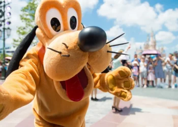 Диснейленд Париж Плуто • Встреча и приветствие с Pluto в Диснейленд Париж • Плуто в парижском Диснейленде.