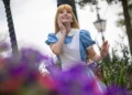 Диснейленд Париж Алиса • Встреча и приветствие с Alice в Диснейленд Париж • Алиса в парижском Диснейленде.