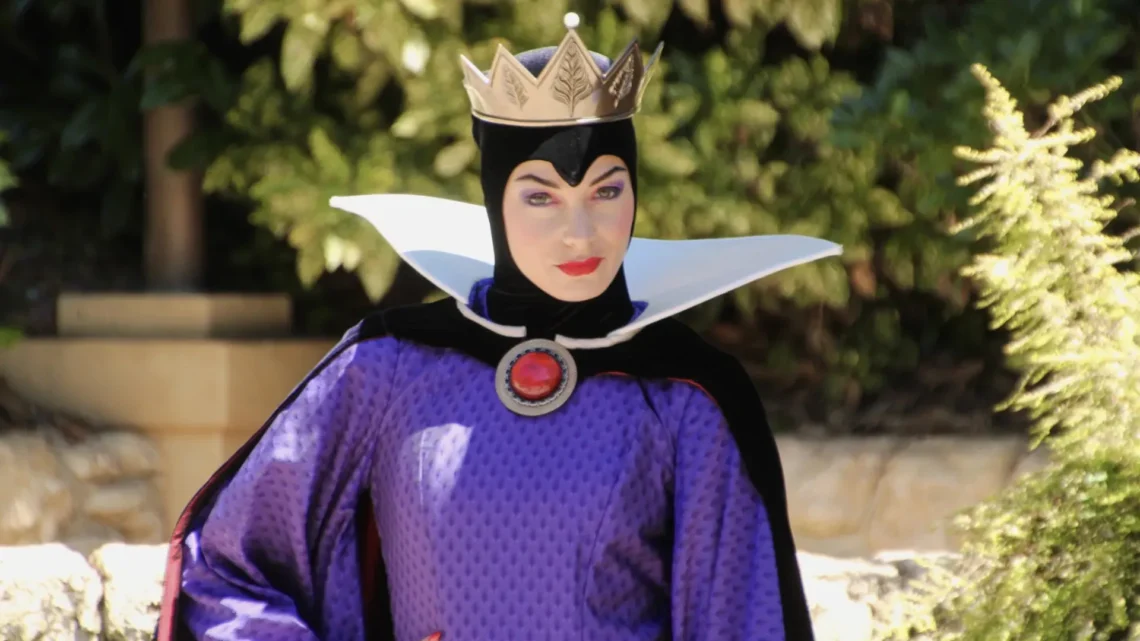 Диснейленд Париж Злая Королева • Встреча и приветствие с Evil Queen в Диснейленд Париж • Злая Королева в парижском Диснейленде.