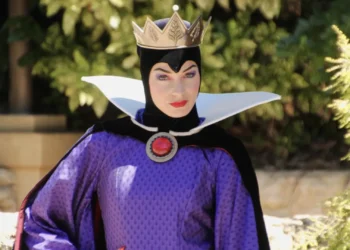 Диснейленд Париж Злая Королева • Встреча и приветствие с Evil Queen в Диснейленд Париж • Злая Королева в парижском Диснейленде.