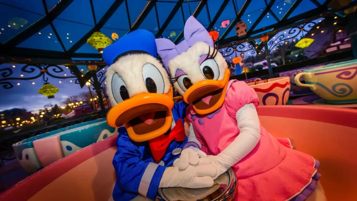 Диснейленд Париж Дейзи Дак • Встреча и приветствие с Daisy Duck или друзьями в Диснейленд Париж • Дейзи Дак в парижском Диснейленде.