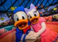 Диснейленд Париж Дейзи Дак • Встреча и приветствие с Daisy Duck или друзьями в Диснейленд Париж • Дейзи Дак в парижском Диснейленде.