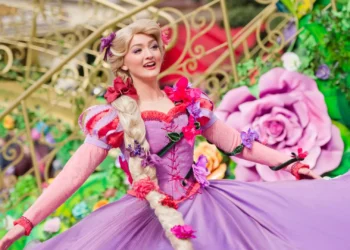Диснейленд Париж Рапунцель • Встреча и приветствие с Rapunzel в Диснейленд Париж • Рапунцель в парижском Диснейленде.