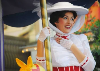 Диснейленд Париж Мэри Поппинс • Встреча и приветствие с Mary Poppins в Диснейленд Париж • Мэри Поппинс в парижском Диснейленде.