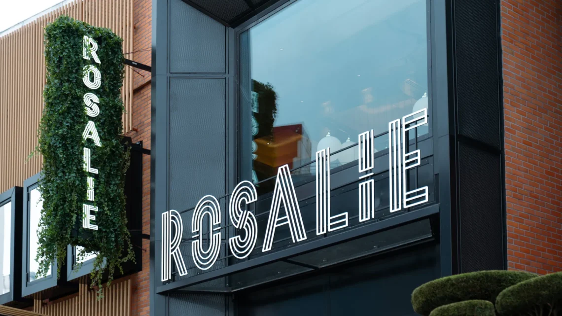 Диснейленд Париж Brasserie Rosalie• Ресторан Бистро Розали в Диснейленд Париж • Ресторан Brasserie Rosalie в парижском Диснейленде.