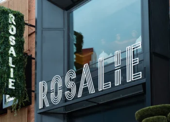 Диснейленд Париж Brasserie Rosalie• Ресторан Бистро Розали в Диснейленд Париж • Ресторан Brasserie Rosalie в парижском Диснейленде.