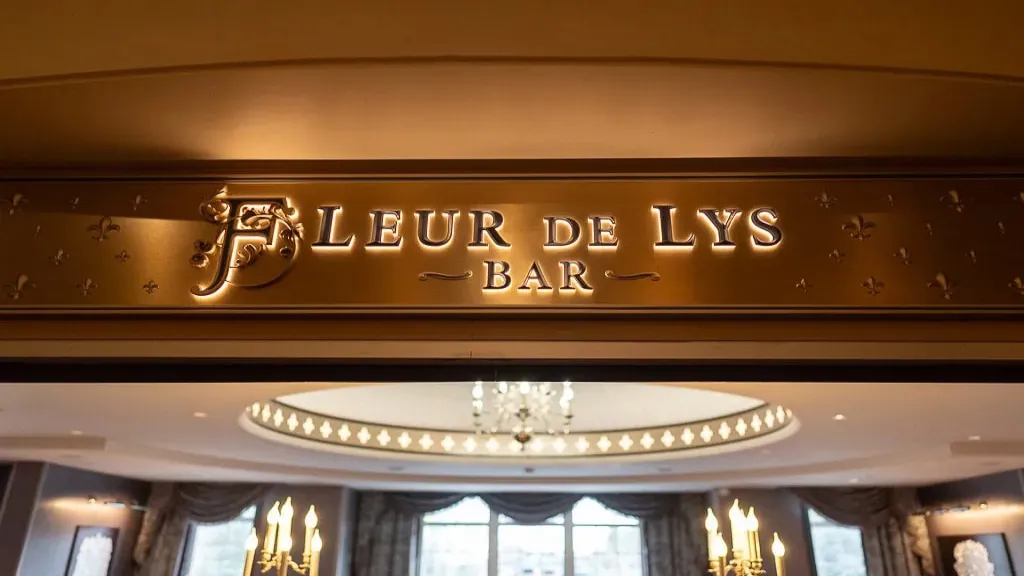 Диснейленд Париж Вывеска бара Fleur de Lys Диснейленд Париж Вывеска бара Fleur de Lys