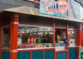 Диснейленд Париж Rocket Café • Киоск Космическая ракета в Диснейленд Париж • Лавка Rocket Café в парижском Диснейленде.