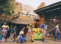Диснейленд Париж Зажигательный танец Тимона • Шоу Timon's Matadance • Танцующий Тимон в парижском Диснейленде